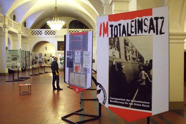 Wanderausstellung “Im Totaleinsatz“ ist im Leipziger Neuen Rathaus zu sehen