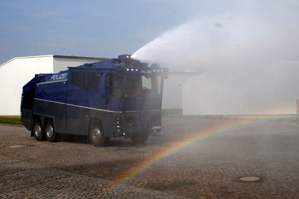 Innenminister Ulbig übergibt neuen Wasserwerfer an sächsische Polizei