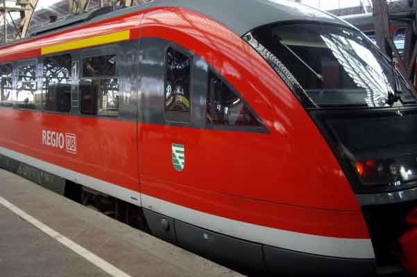 Zugunglück bei Bad Lausick - Bahn rammt PKW und entgleist 