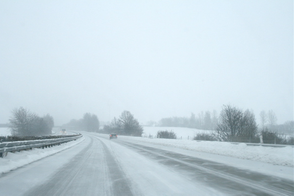 Schneefälle sorgen für spiegelglatte Straßen und Autobahnen
