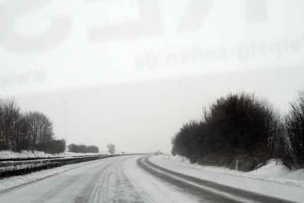 Winter ist in Sachsen angekommen - Schneefall sorgt für Behinderungen im Verkehr