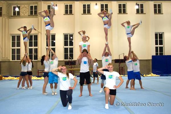 University of Leipzig Cheerleader laden zum letzten Tryout des Jahres ein