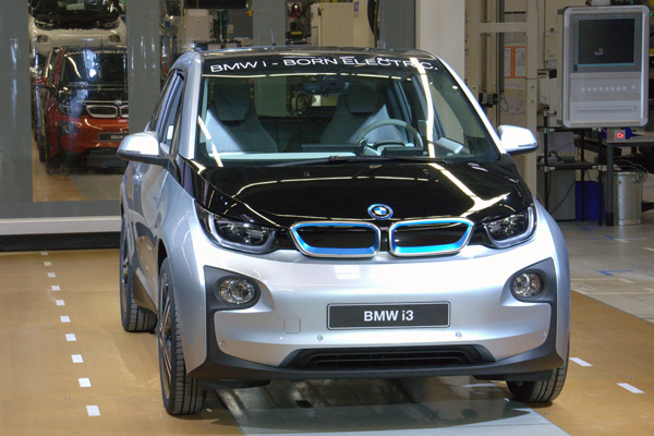 Erste BMW i3 an Kunden in Deutschland übergeben