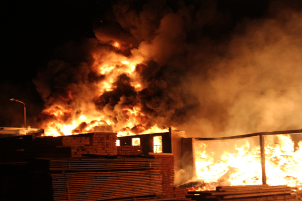 Großeinsatz der Feuerwehr in Leipzig - Holzlager durch Flammen vollständig zerstört