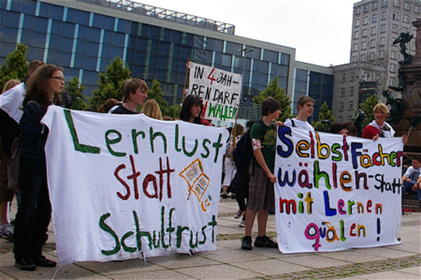 Taten statt Spielereien - Kundgebung von Lehrern, Schülern und Eltern in Leipzig