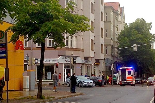 Schwerer Unfall im Berufsverkehr in Leipzig-Gohlis - Fußgänger von Auto eingeklemmt