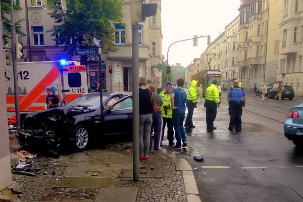Schwerer Unfall im Berufsverkehr in Leipzig-Gohlis - Fußgänger von Auto eingeklemmt
