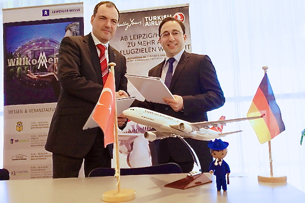 Martin Buhl-Wagner, Sprecher der Geschäftsführung der Leipziger Messe und Hayrullah Türhan, General Manager Leipzig der Turkish Airlines