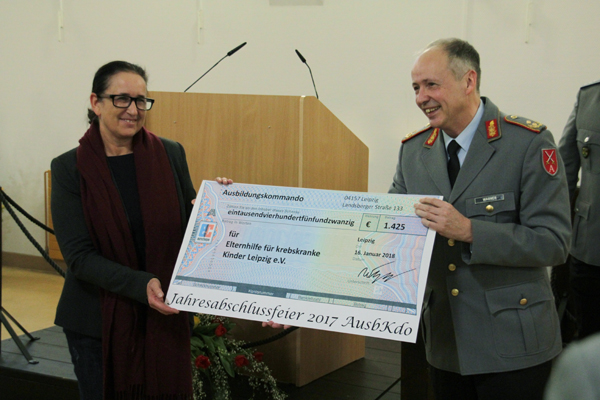 Generalmajor Wagner übergab eine Spende in Höhe von 1.425 Euro an die Elternhilfe für krebskranke Kinder
