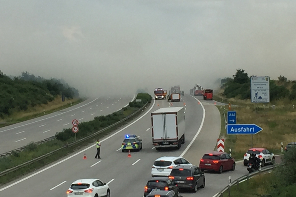 Brand auf einem Getreidefeld sorgte für Vollsperrung der Autobahn A9