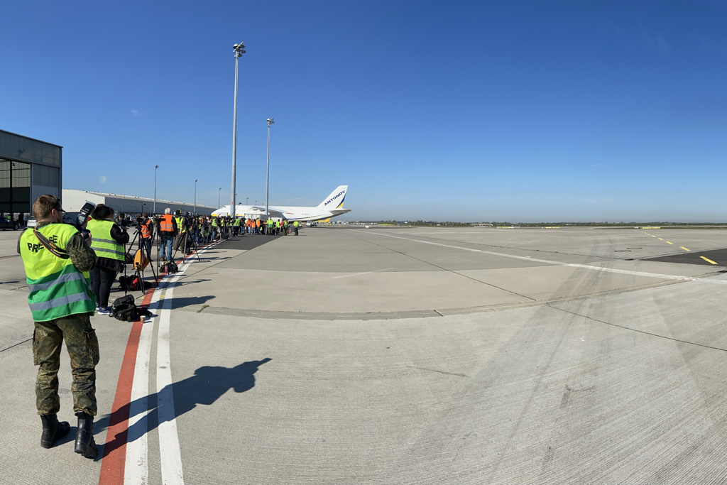 Antonov 225 mit Zehn Millionen Schutzmasken auf dem Flughafen Leipzig/Halle gelandet
