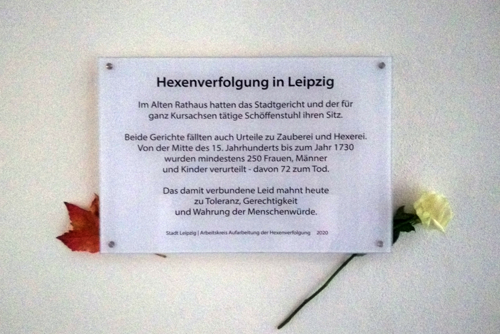Gedenktafel zur Hexenverfolgung in Leipzig am Alten Rathaus enthüllt