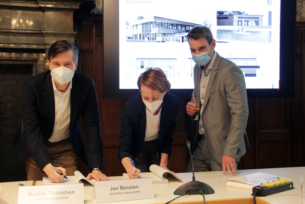 Heiko Rosenthal, Nadine Thärichen und Jan Benzien (v.l.n.r.) unterzeichneten im Rathaus den Konzessionsvertrag für den Stadthafen Leipzig