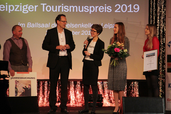 Franziska Franke-Kern (Mitte) nahm den Leipziger Tourismuspreis 2019 für CLARA19 entgegen