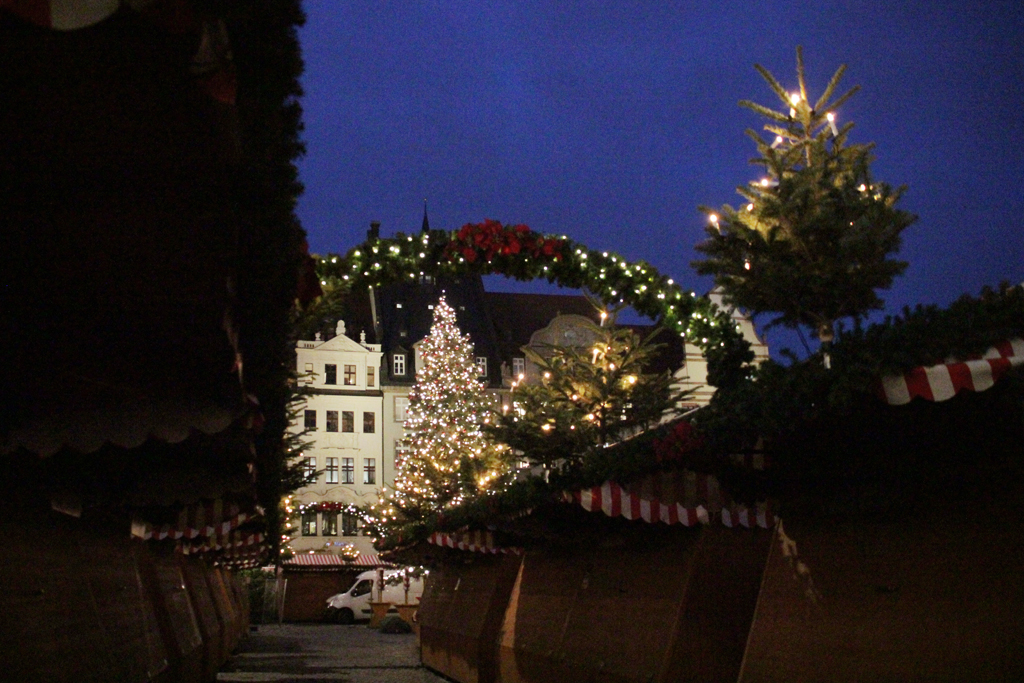 Der Weihnachtsbaum auf dem Leipziger Markt wird leuchten - die Gassen des Weihnachtsmarktes werden 2021 dunkel bleiben