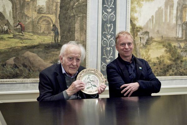 Der Sammler Prof. Günther Sterba (links) und Museumsdirektor Dr. Olaf Thormann präsentierten die Schenkung