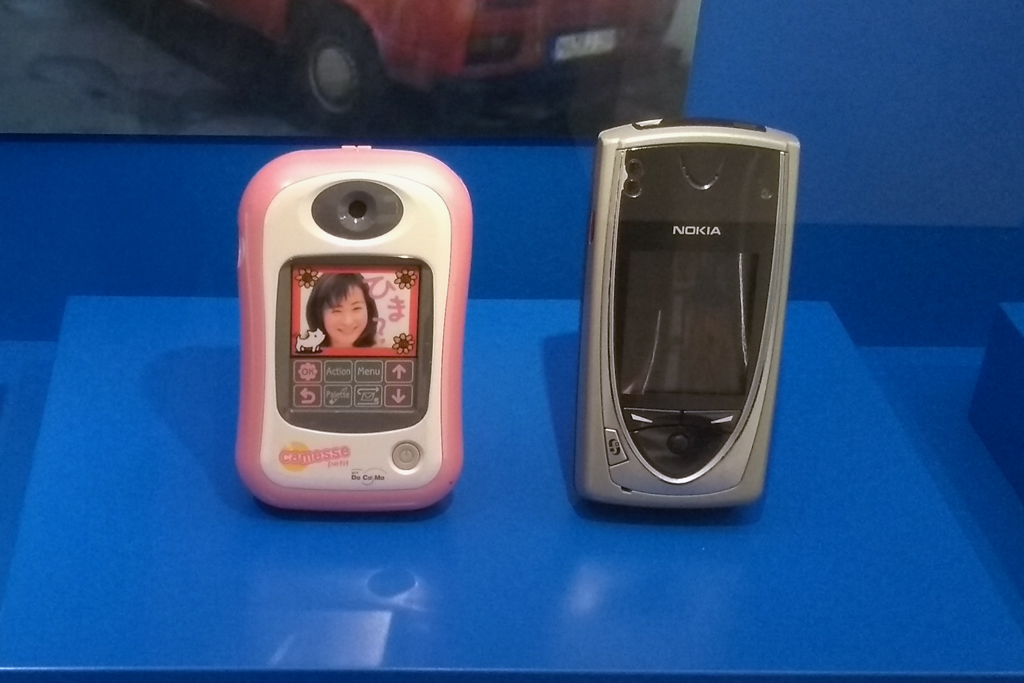 Links das erste Mobiltelefon mit integrierter Kamera (Toshiba Camesse, 1999), daneben das erste Kamerahandy, das 2002 auf den deutschen Markt kam, das Nokia 7650