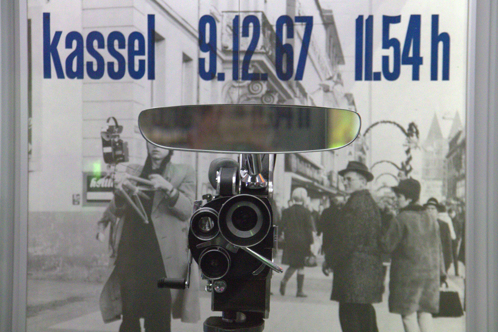 Adolf Winkelmann sorgte 1967 in Kassel für Irritationen, als er sich mit dieser Kamera mit Rückspiegel bei einem Spaziergang selbst filmte