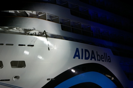 Topmodel  Eva Padberg  tauft die AIDAbella - Sektflasche zerschellt